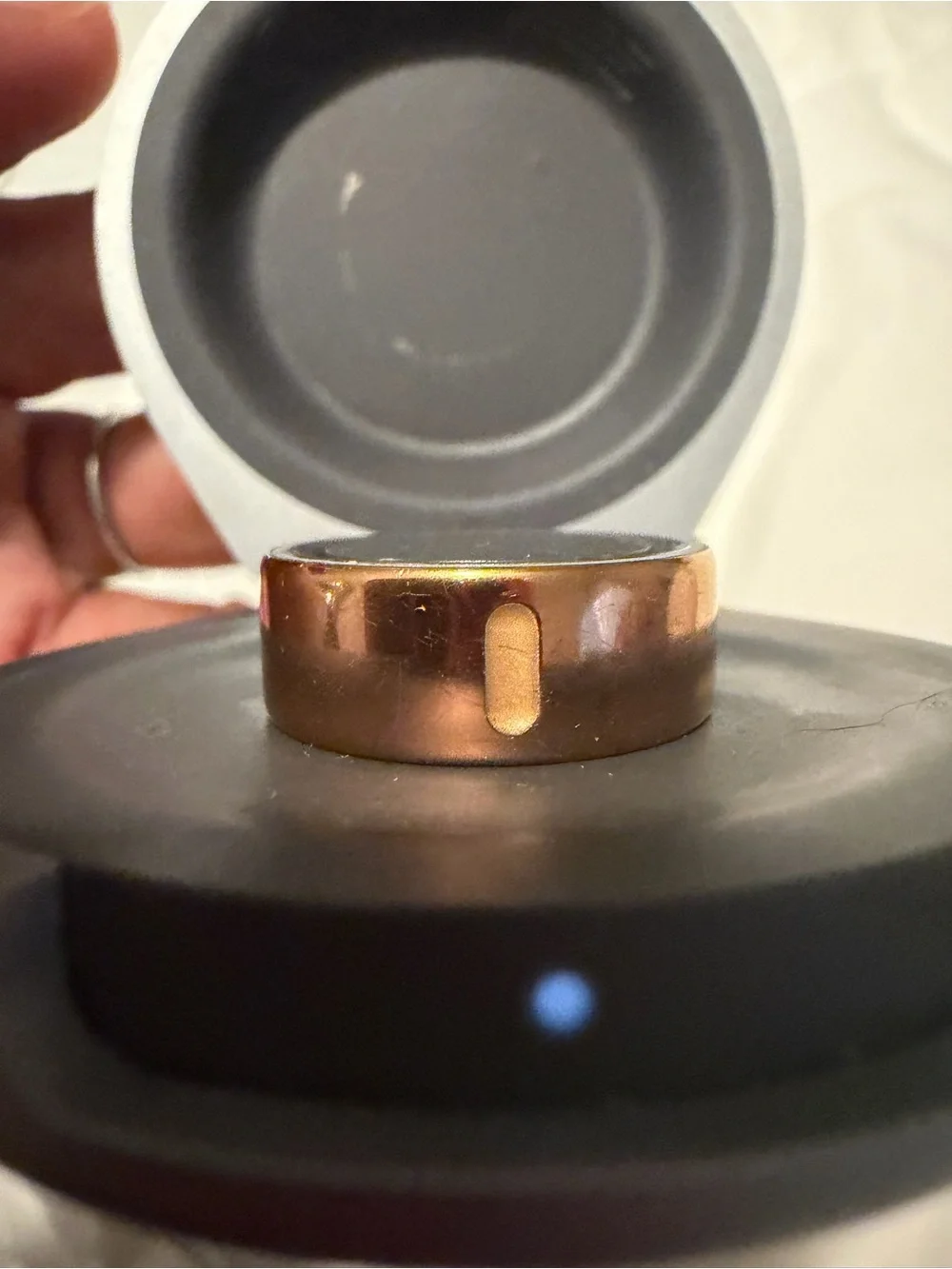 Oura Ring Generation 4 Rose Gold Size 6 incl travel charger case & reg charger